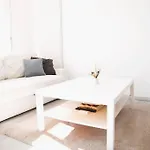 Lovely Modern 1 Bedroom Apartment
