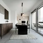 Lux 1Br King Bed, Balcony, Near City Center