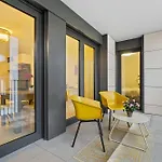 Stylish Apt With Balcony Wifi & Free Parking