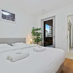 Stylish Apt With Balcony Wifi & Free Parking