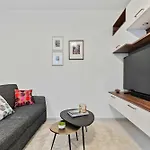 Stylish Apt With Balcony Wifi & Free Parking