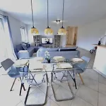 Chic City Retreat 2Br Near Station With Parking-2A