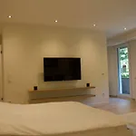 Fully Renovated Studio Flat With Own Parking