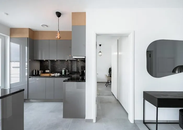 Lux 1Br King Bed, Balcony, Near City Center