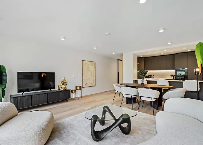 Upscale Urban Apartment Style & Comfort For Six