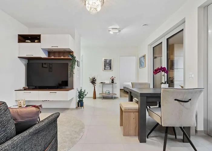 Stylish Apt With Balcony Wifi & Free Parking