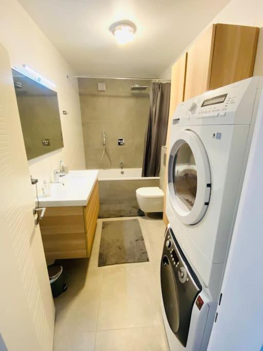 Large 1 Bedroom In Center With Parking - 64