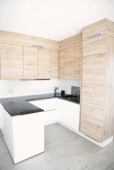 Lovely Modern 1 Bedroom *