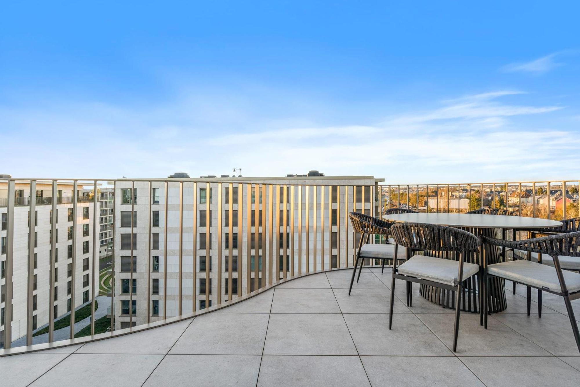 Luxurious 3br Apt With Jacuzzi In Central Lux *
