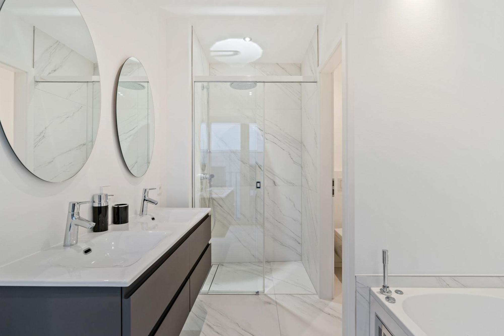 Luxurious 3br Apt With Jacuzzi In Central Lux