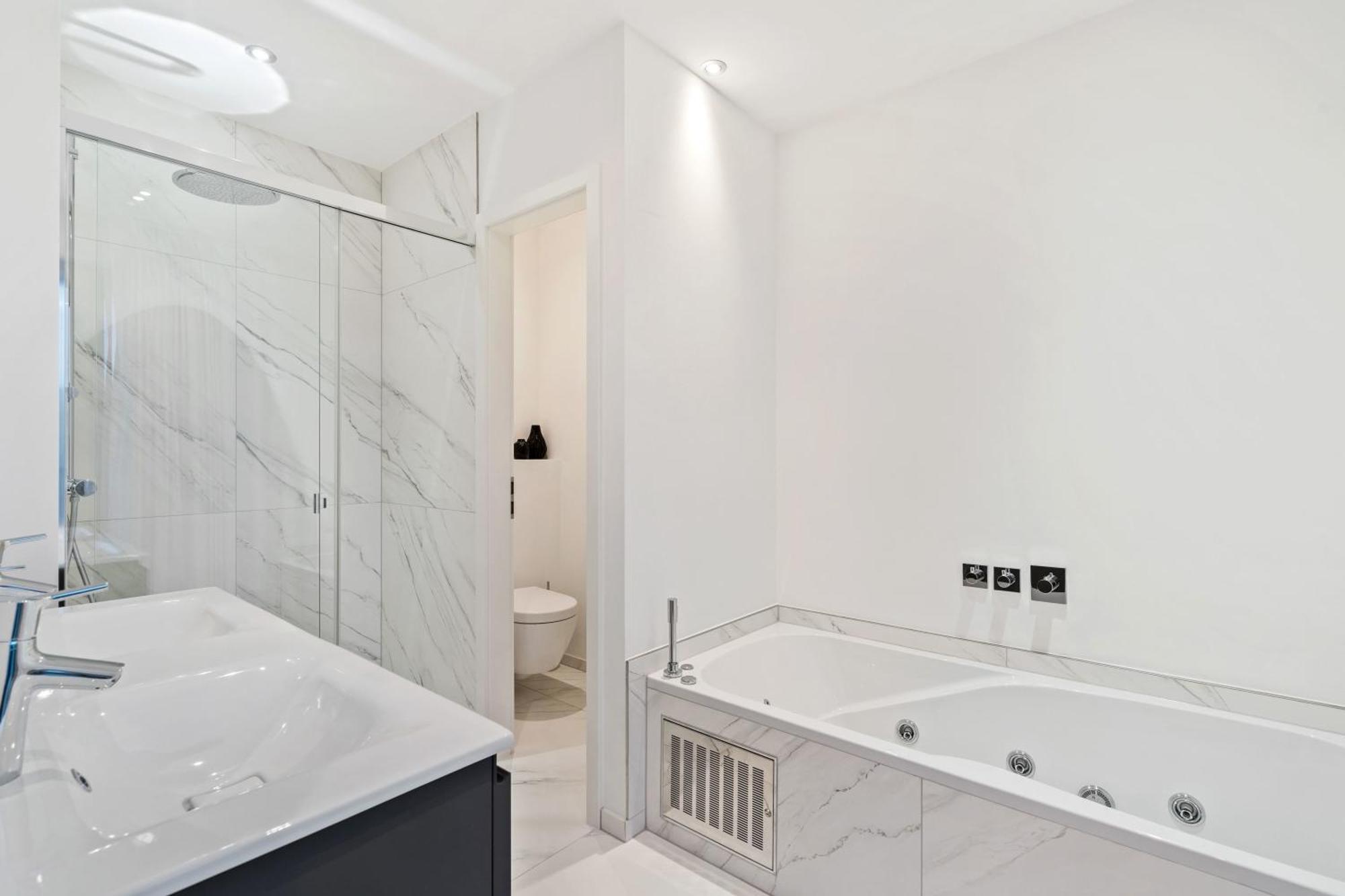 Luxurious 3br Apt With Jacuzzi In Central Lux