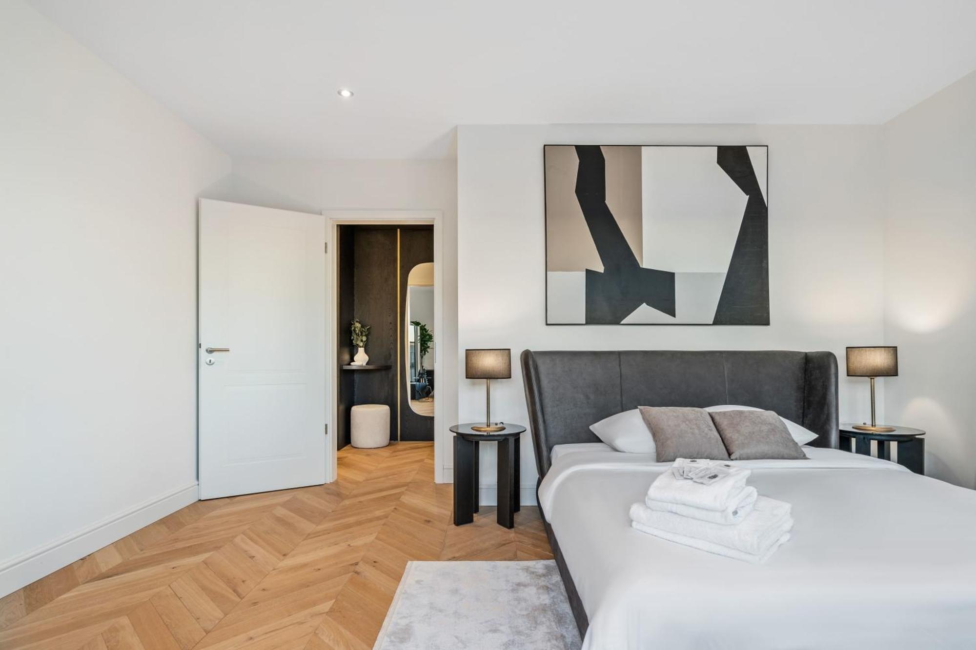 Luxurious 3br Apt With Jacuzzi In Central Lux