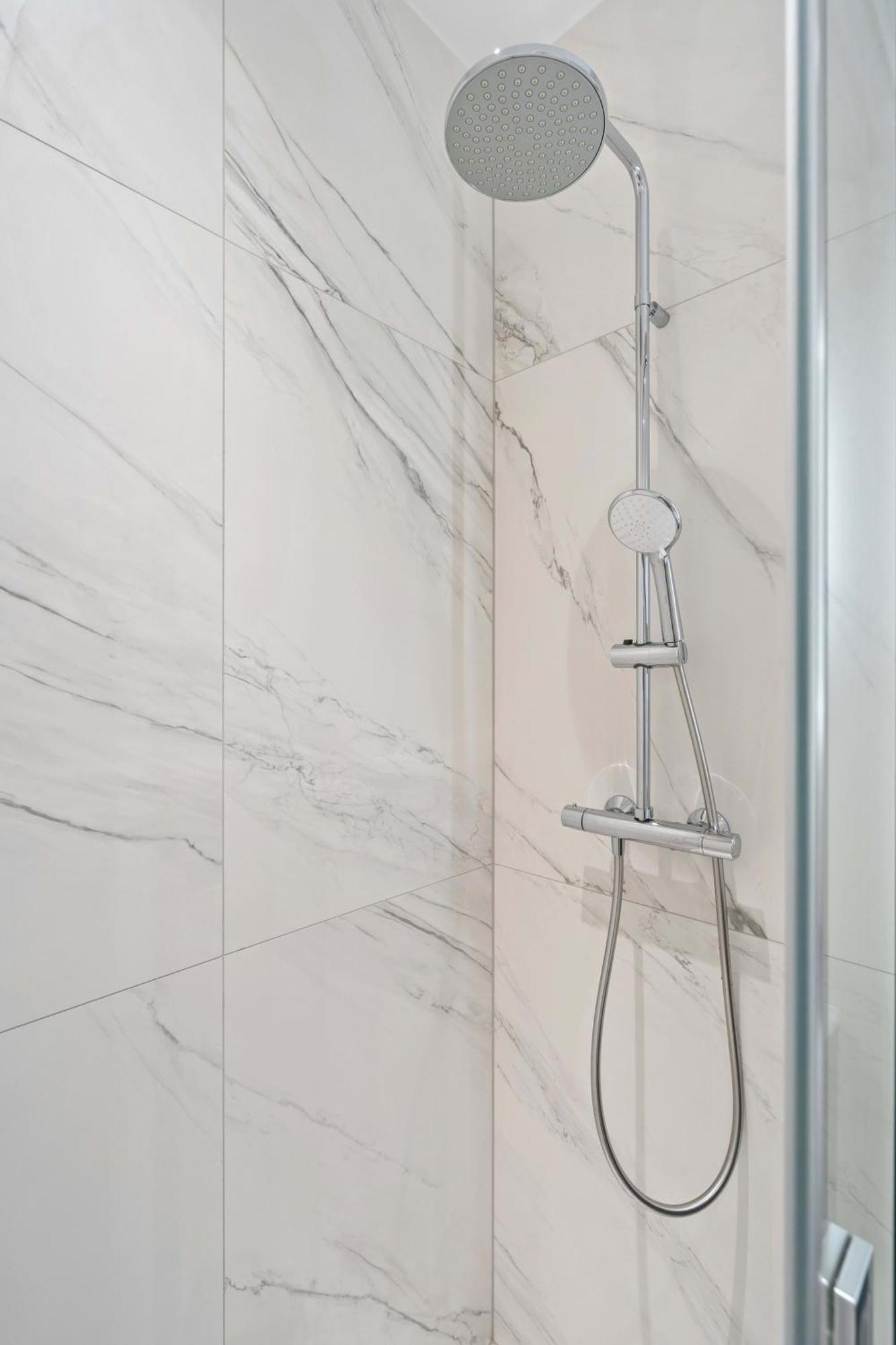 Luxurious 3br Apt With Jacuzzi In Central Lux Apartment *