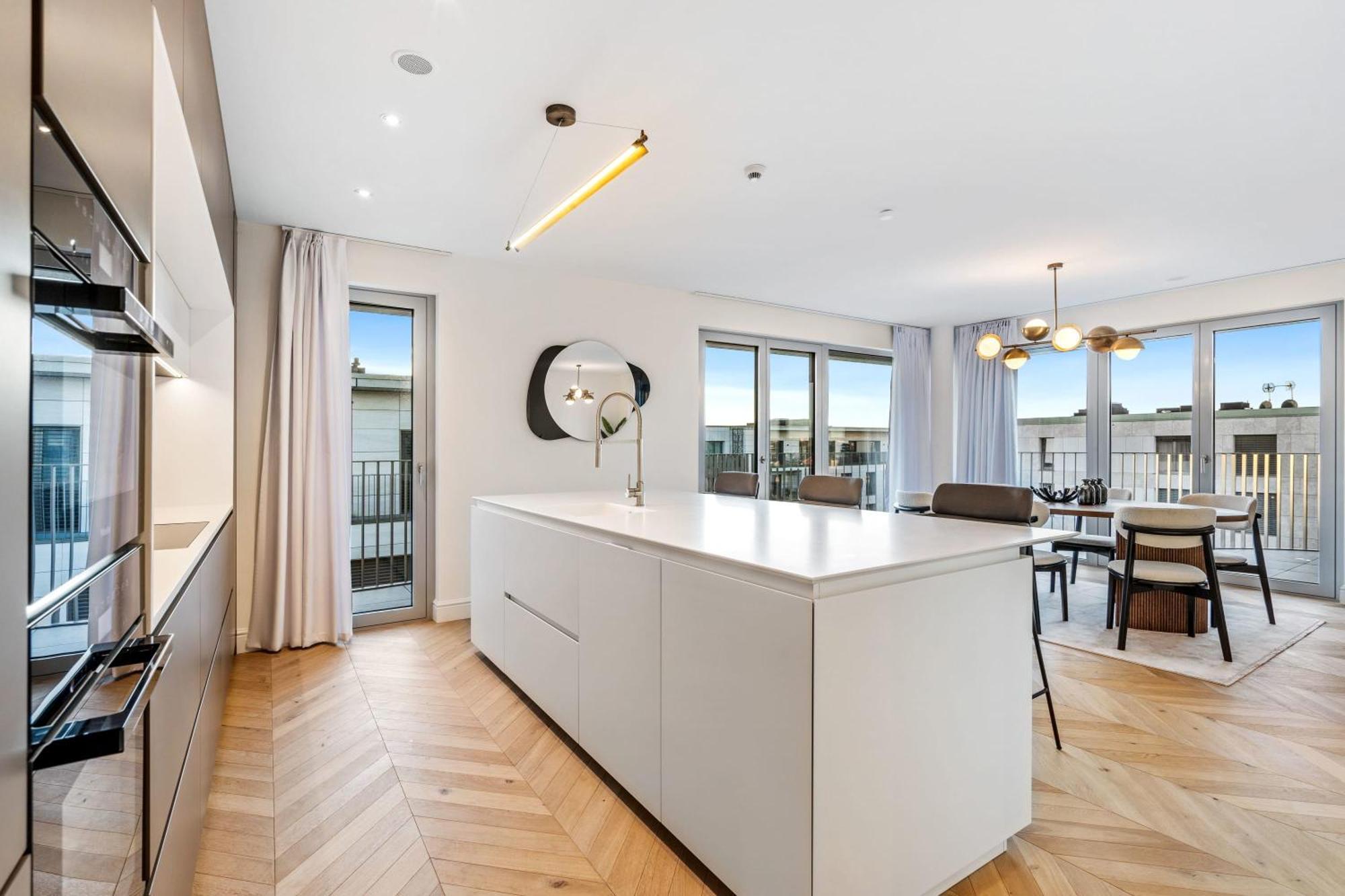 Apartment Luxurious 3br Apt With Jacuzzi In Central Lux *
