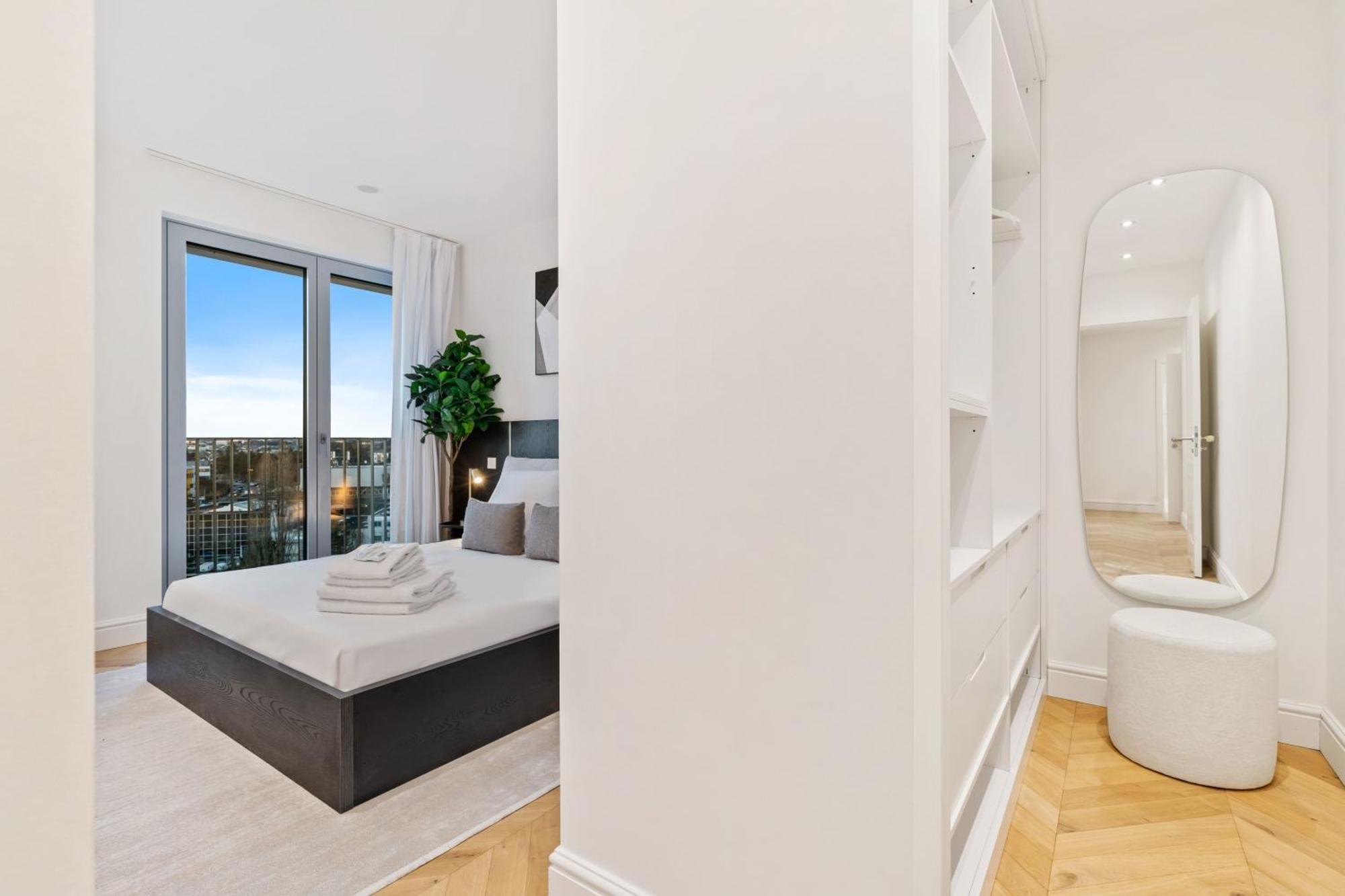 Luxurious 3br Apt With Jacuzzi In Central Lux Apartment