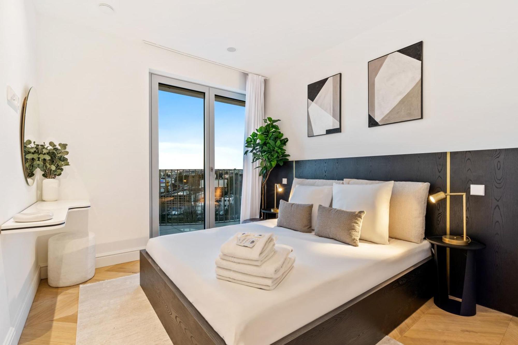 Luxurious 3br Apt With Jacuzzi In Central Lux Apartment