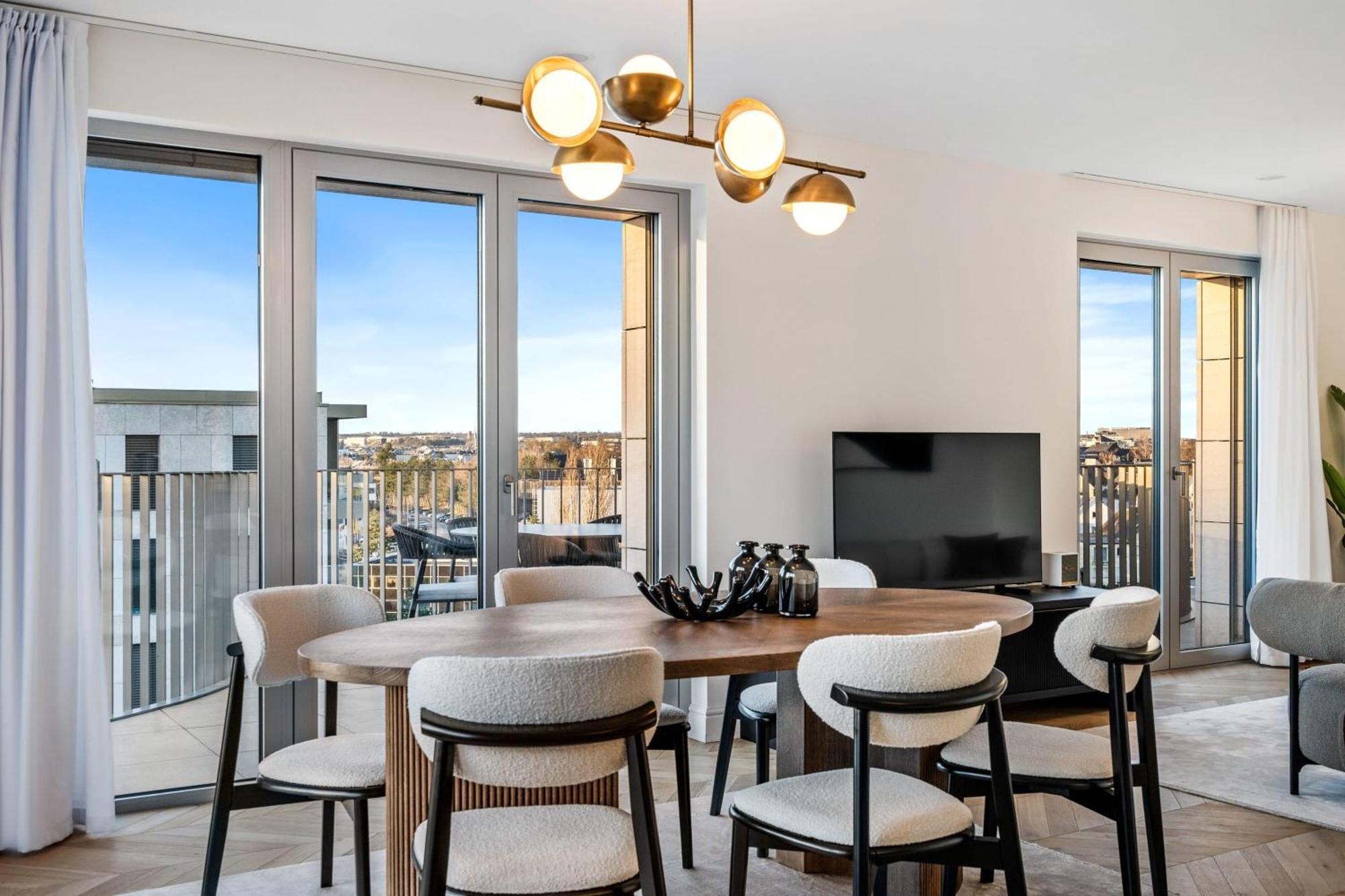 Luxurious 3br Apt With Jacuzzi In Central Lux