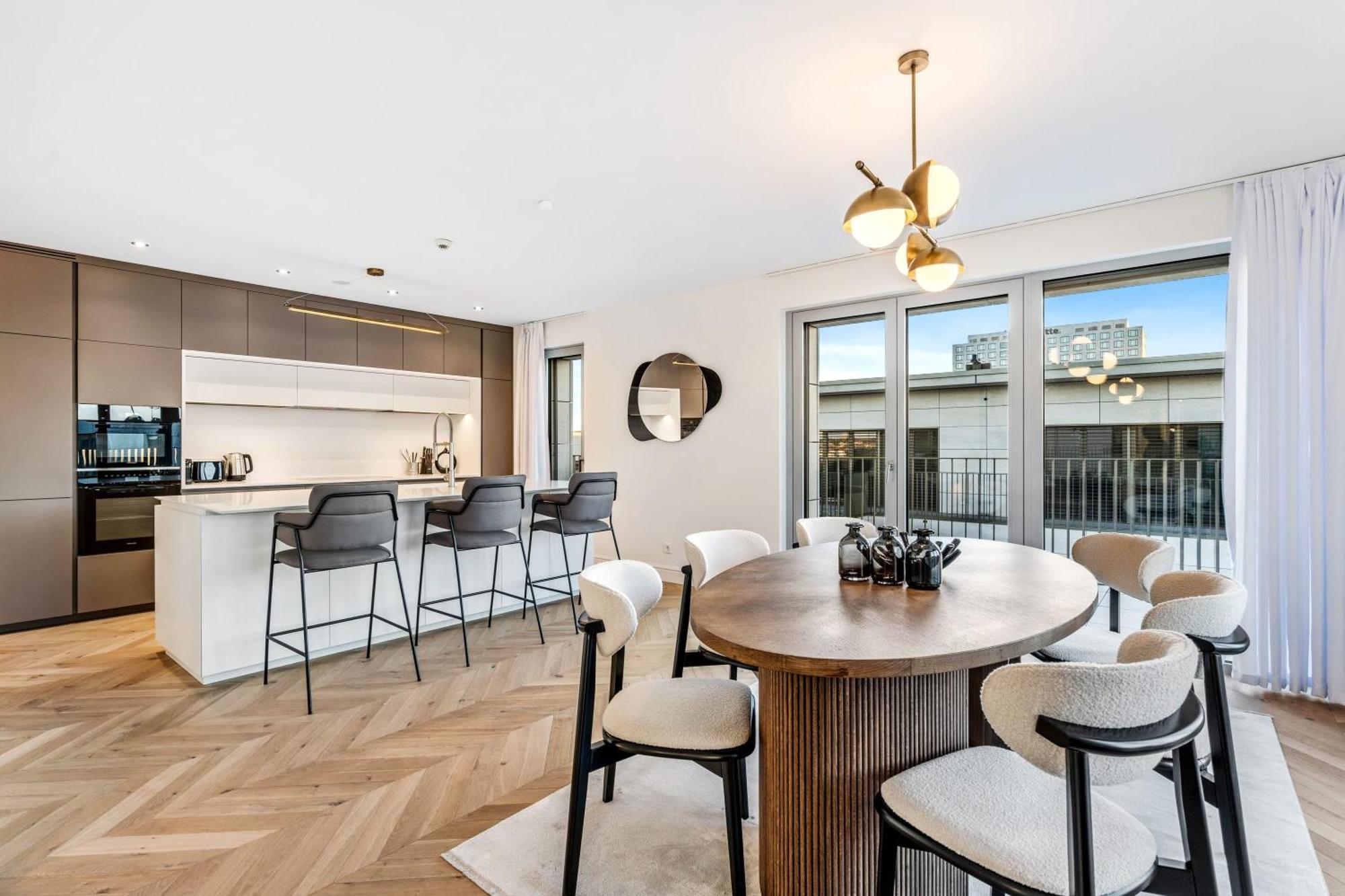 Luxurious 3br Apt With Jacuzzi In Central Lux Apartment *