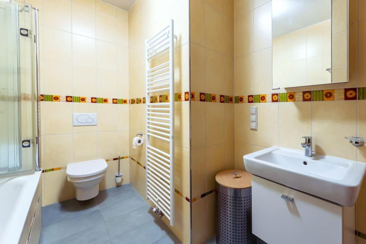 Stylish 2-bed Gem, Nature & Comfort