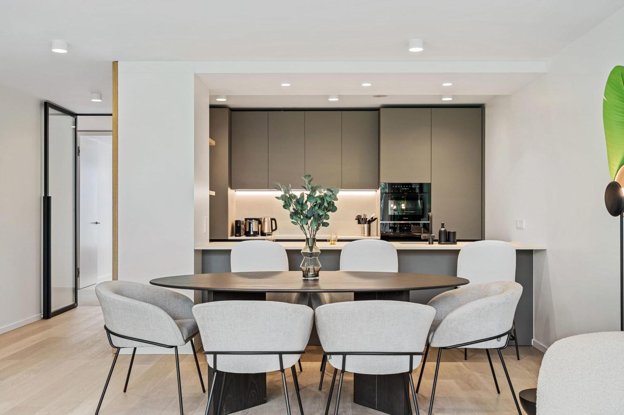 Upscale Urban Style & Comfort For Six *