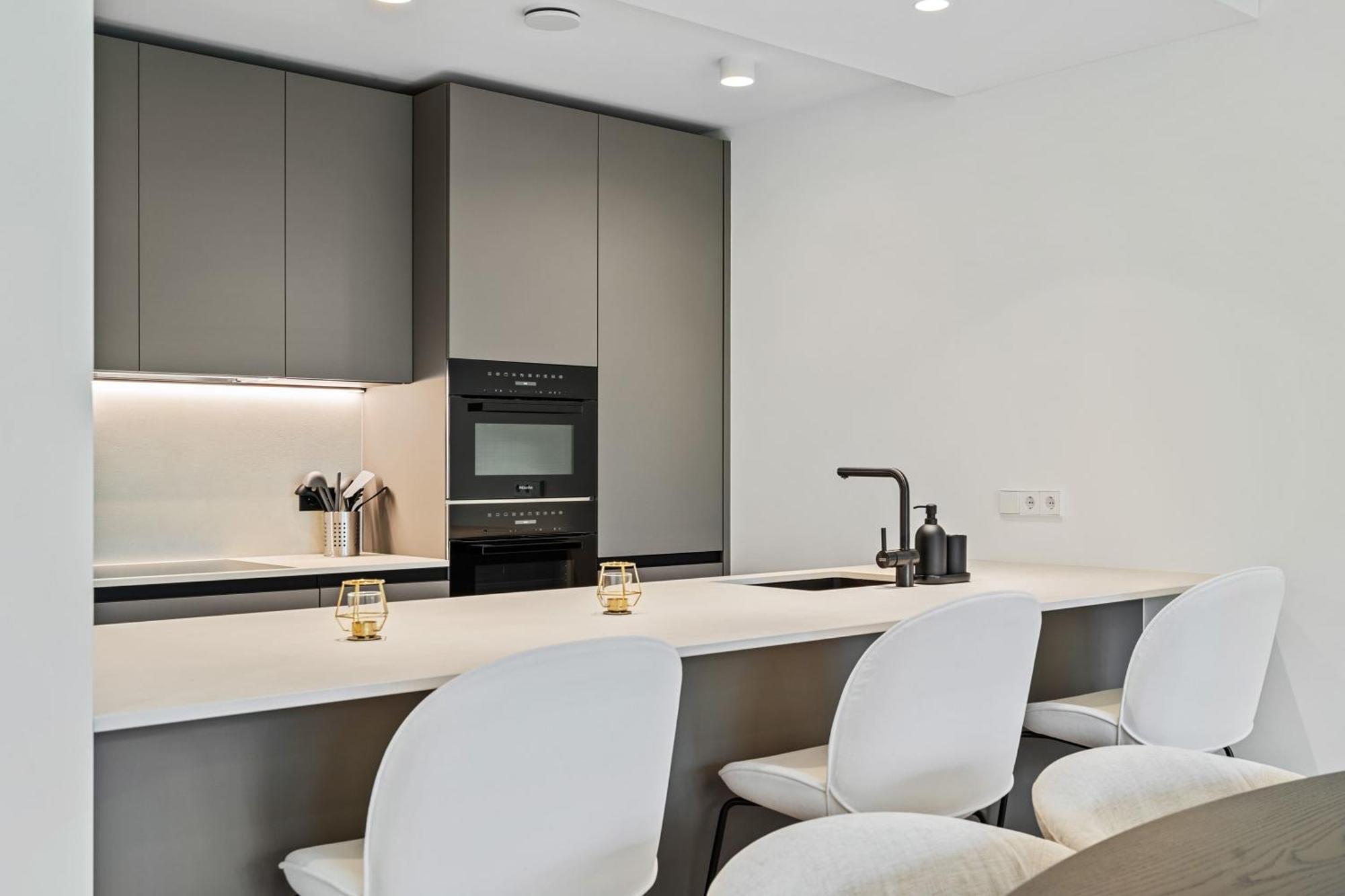 Upscale Urban Style & Comfort For Six Apartment