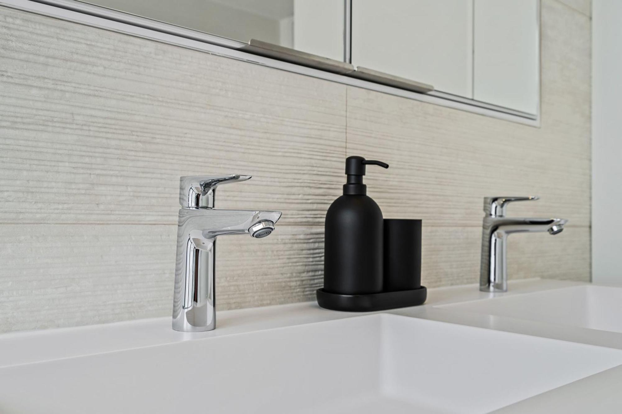 Upscale Urban Style & Comfort For Six Apartment *