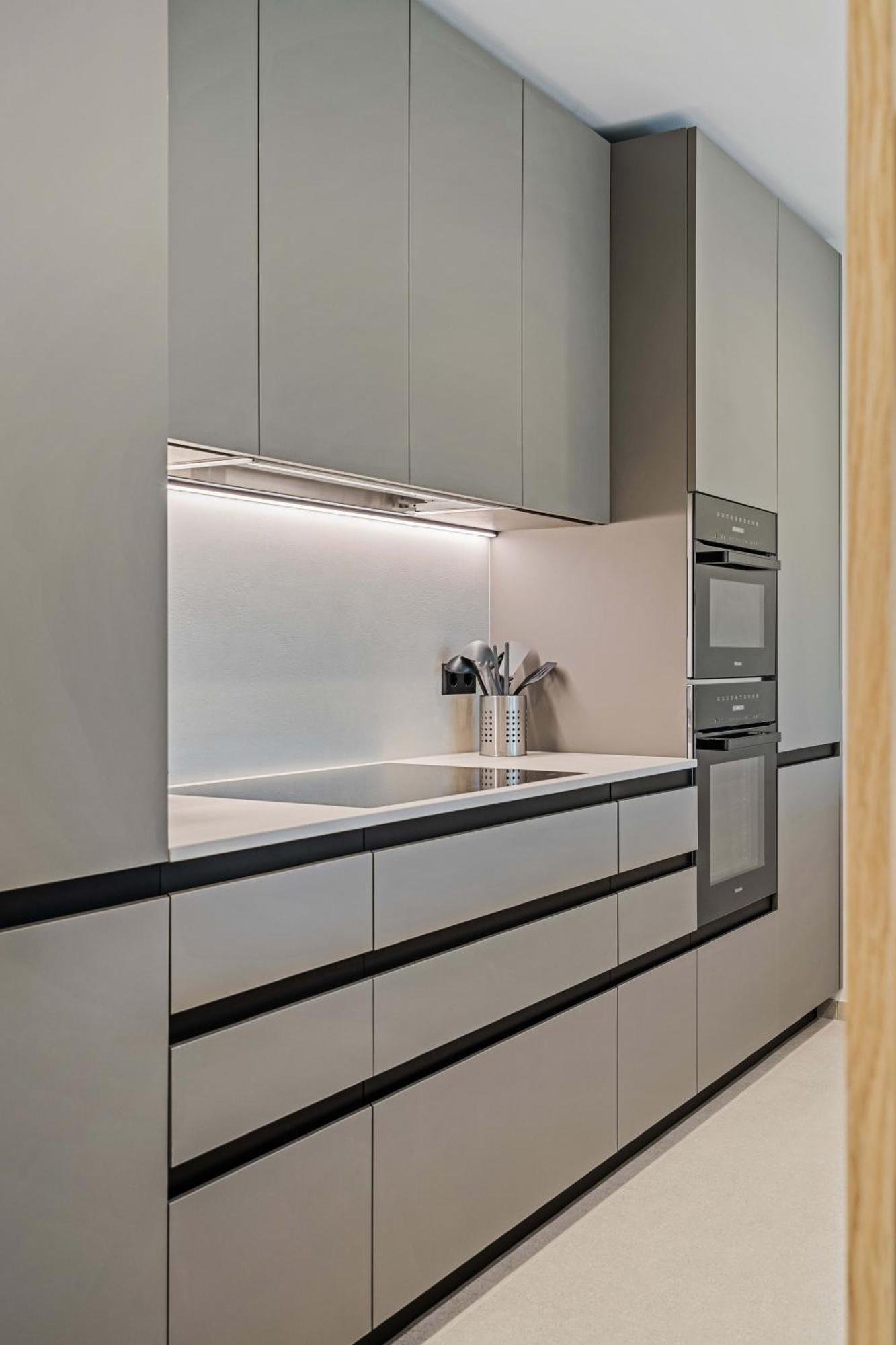 Upscale Urban Style & Comfort For Six