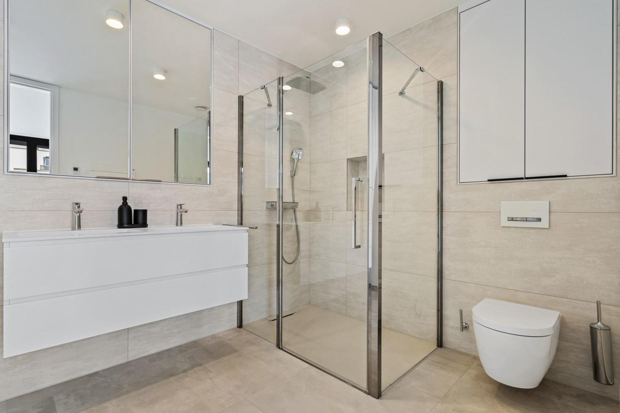 Upscale Urban Style & Comfort For Six Apartment