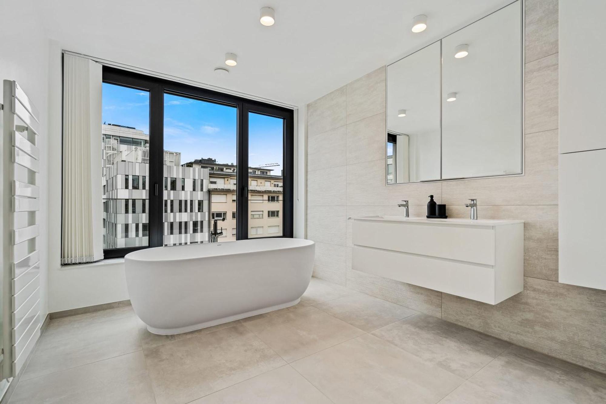 Upscale Urban Style & Comfort For Six Apartment *