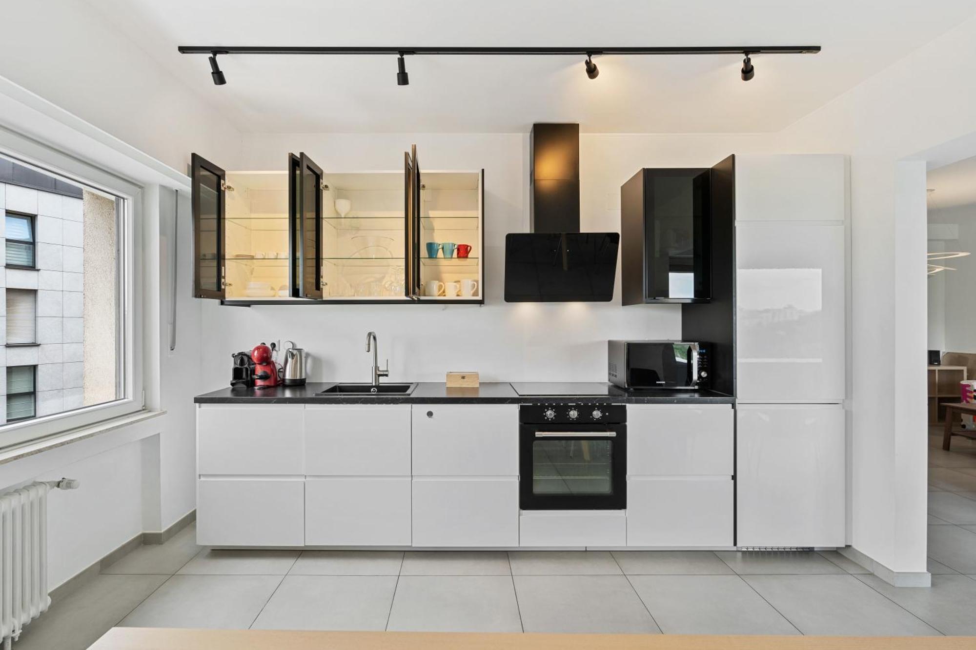 Lux 2br With Views & Balcony Apartment *