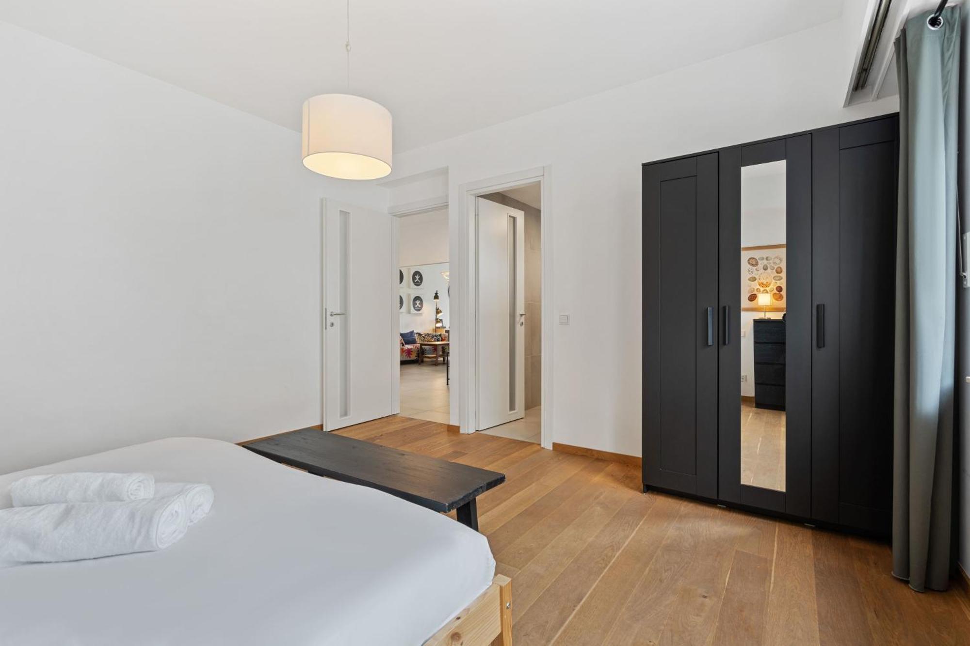 Apartment Lux 2br With Views & Balcony *