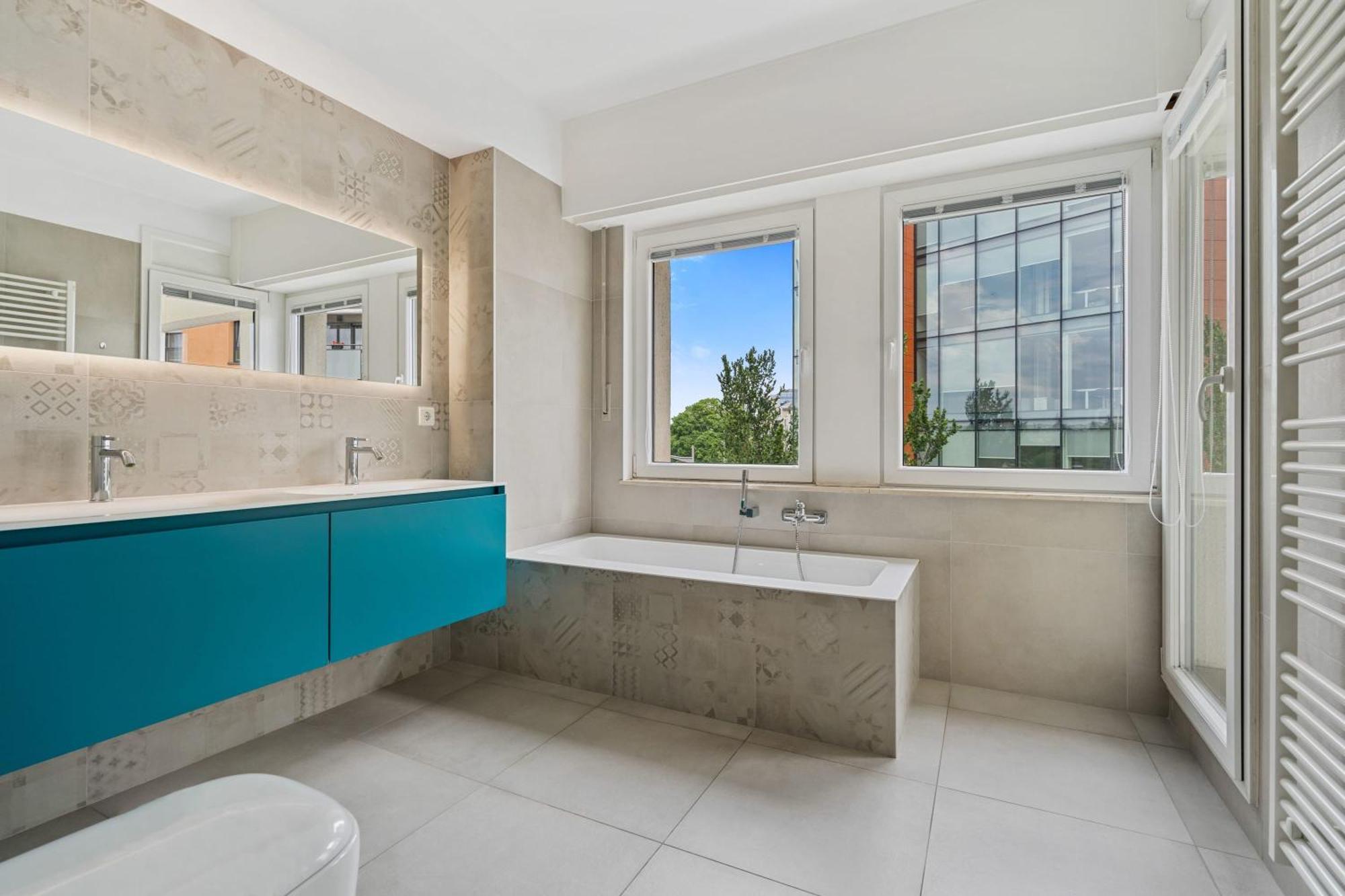 Lux 2br With Views & Balcony