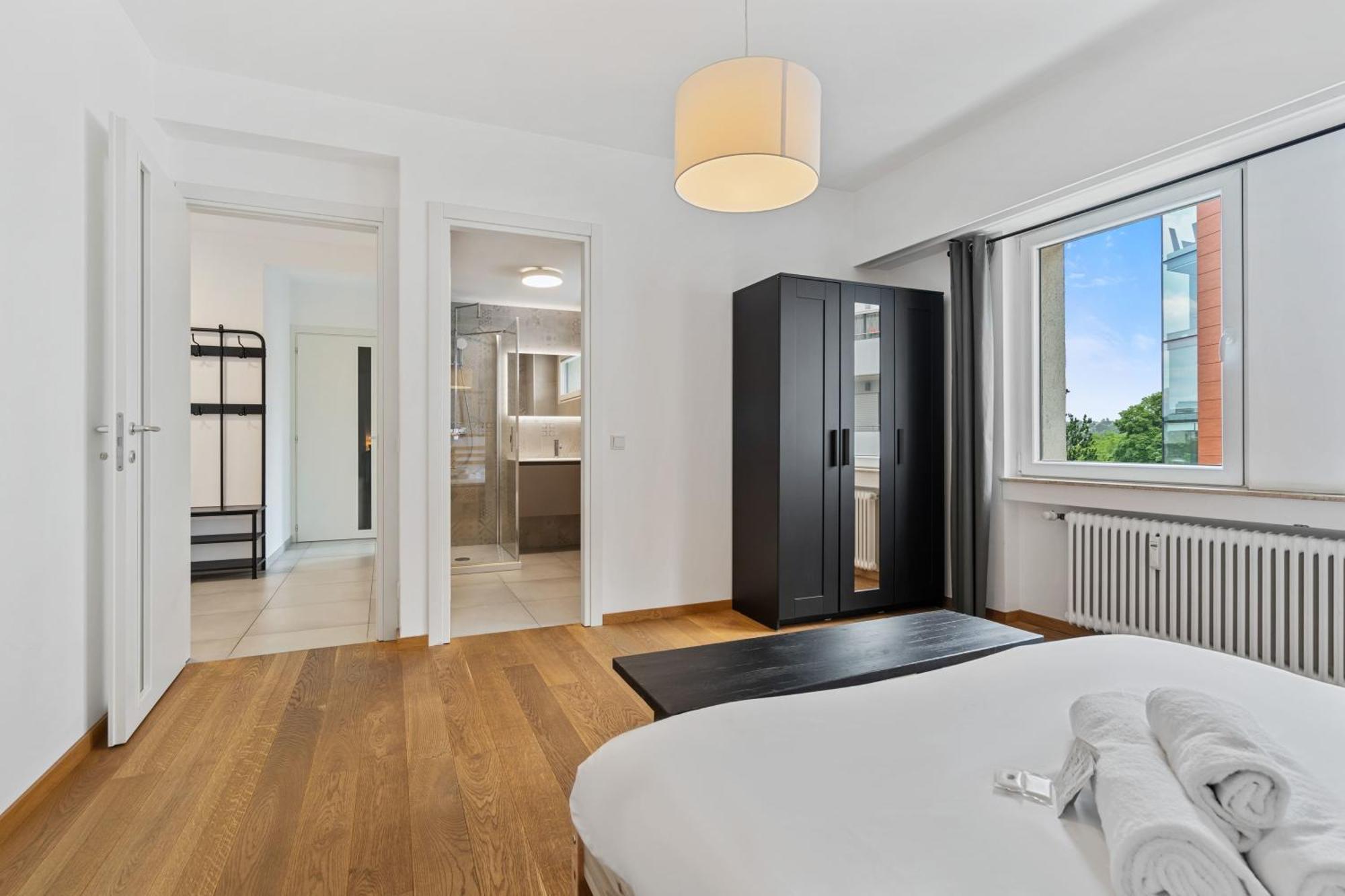 Lux 2br With Views & Balcony Apartment