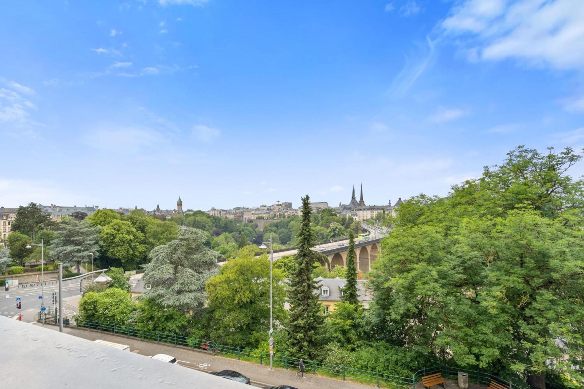 Lux 2br With Views & Balcony