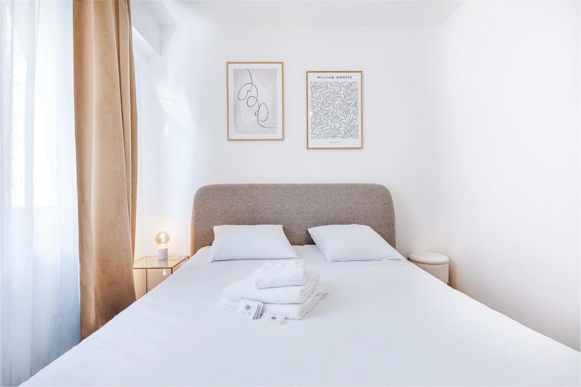 Bright & Stylish 2Br Apt In City Center Apartment *