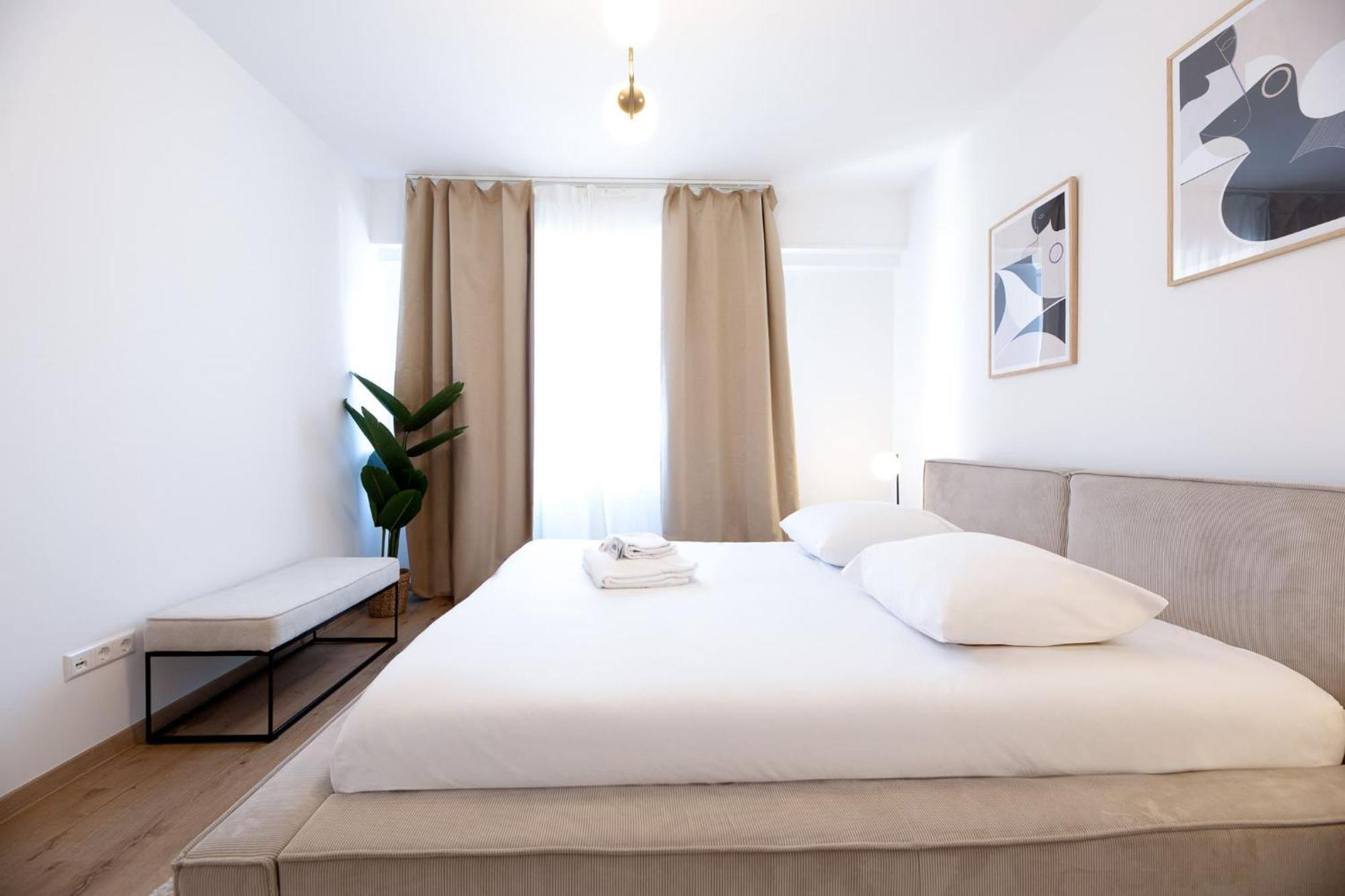 Bright & Stylish 2Br Apt In City Center Apartment *