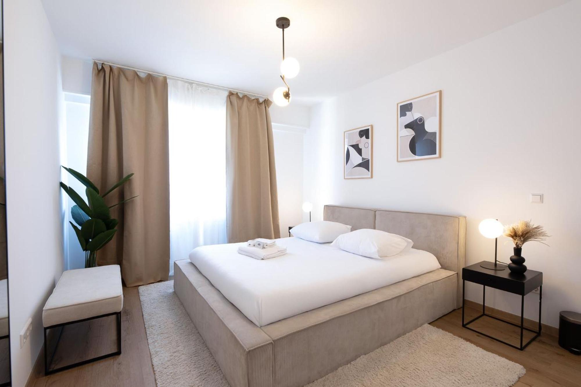 Bright & Stylish 2Br Apt In City Center Apartment