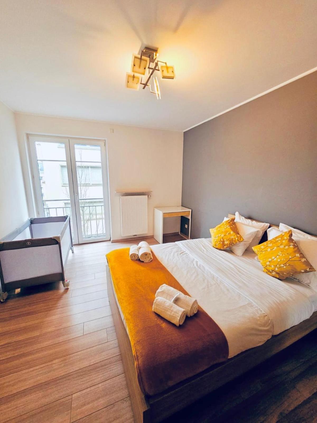 Convenient 2 Bedroom Flat Near Gare Apartamento