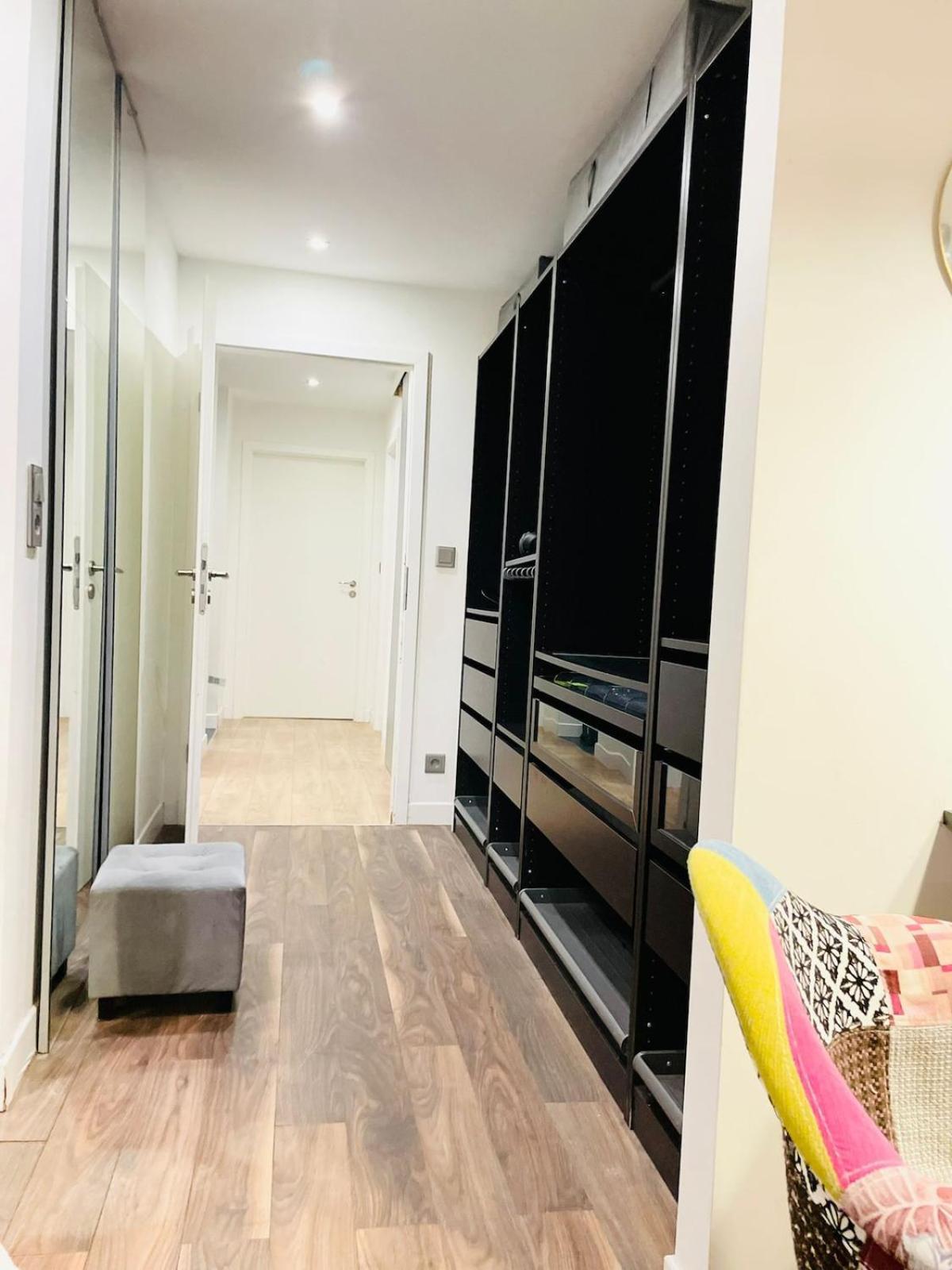 Spacious Two Bedrooms W Parking&balcony