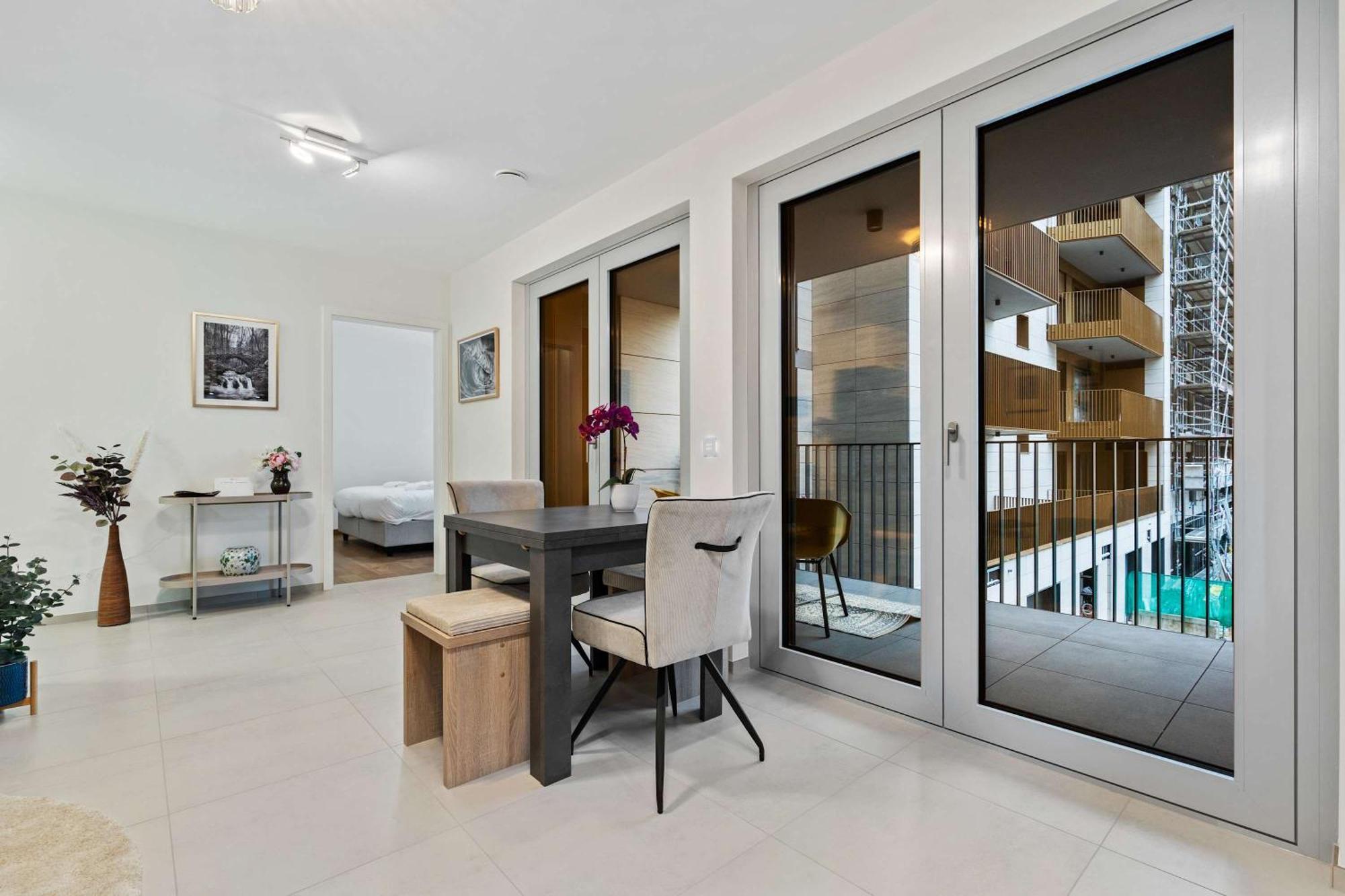 Stylish With Balcony Wifi & Free Parking
