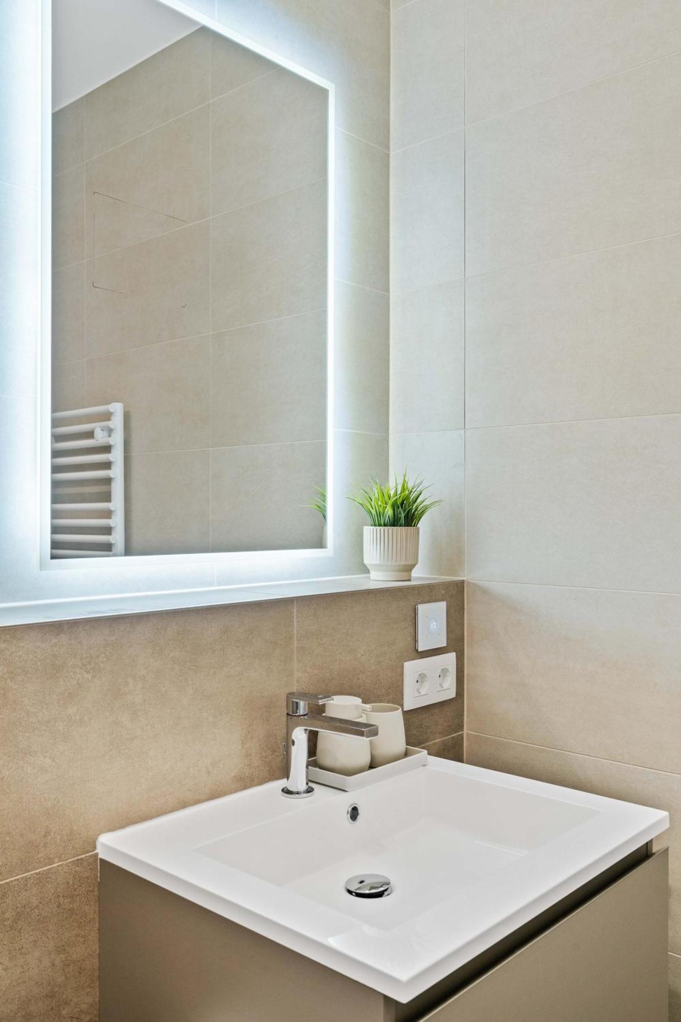Stylish With Balcony Wifi & Free Parking Appartement