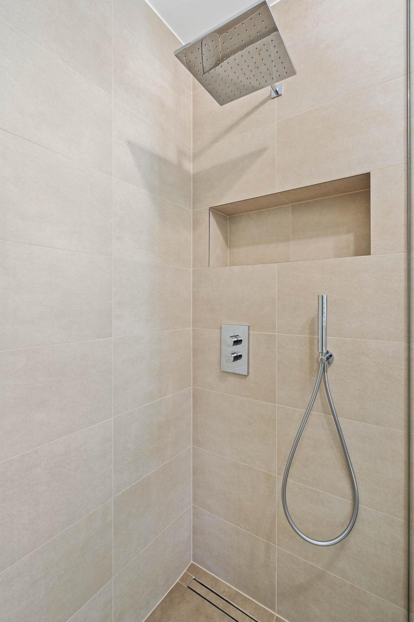 Stylish With Balcony Wifi & Free Parking *