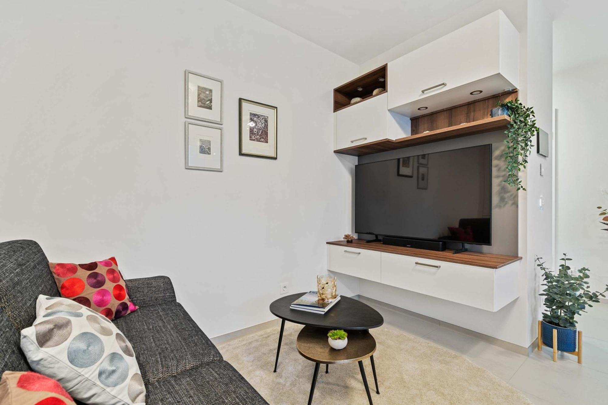 Stylish With Balcony Wifi & Free Parking *