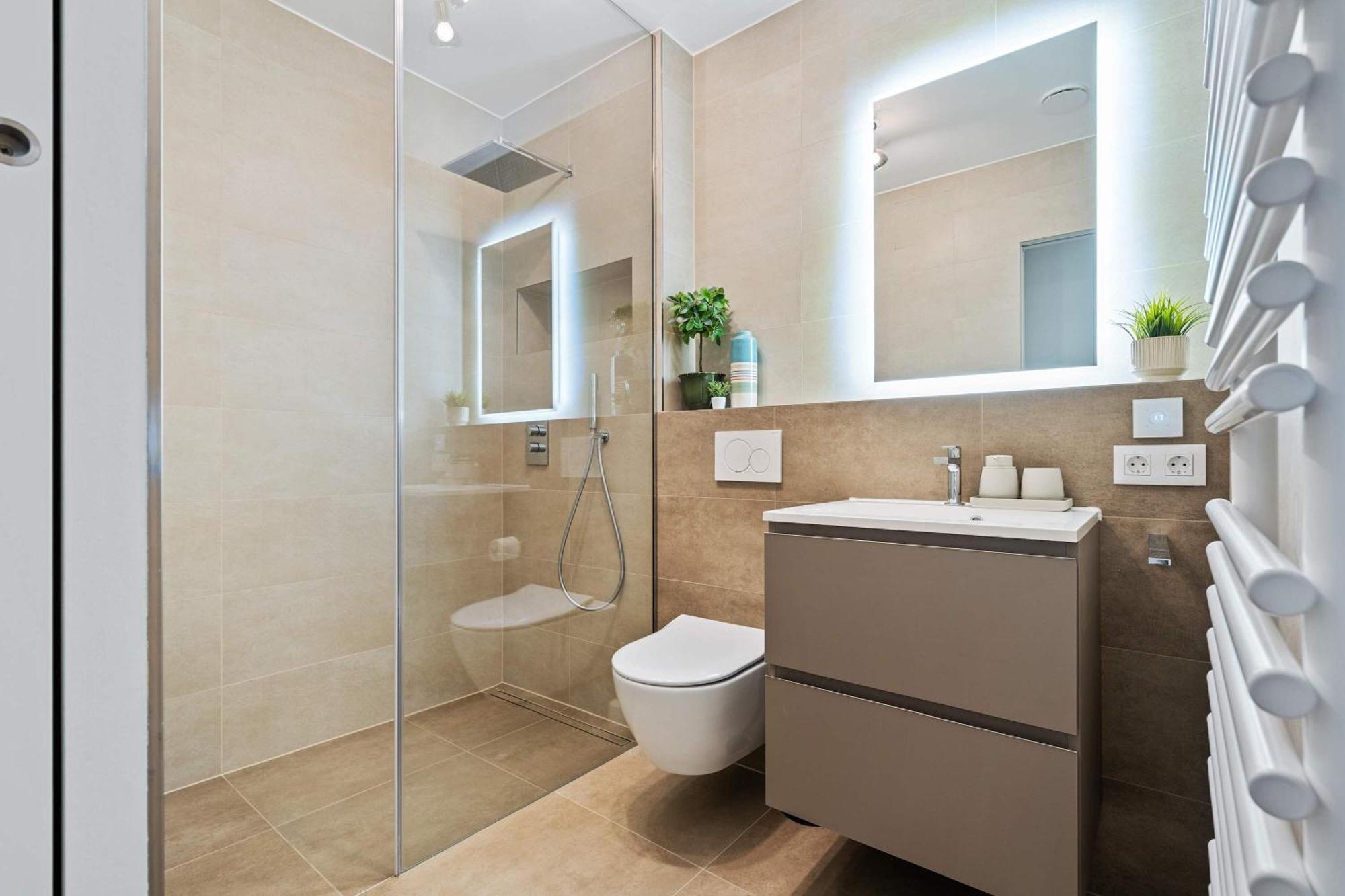 Stylish With Balcony Wifi & Free Parking *