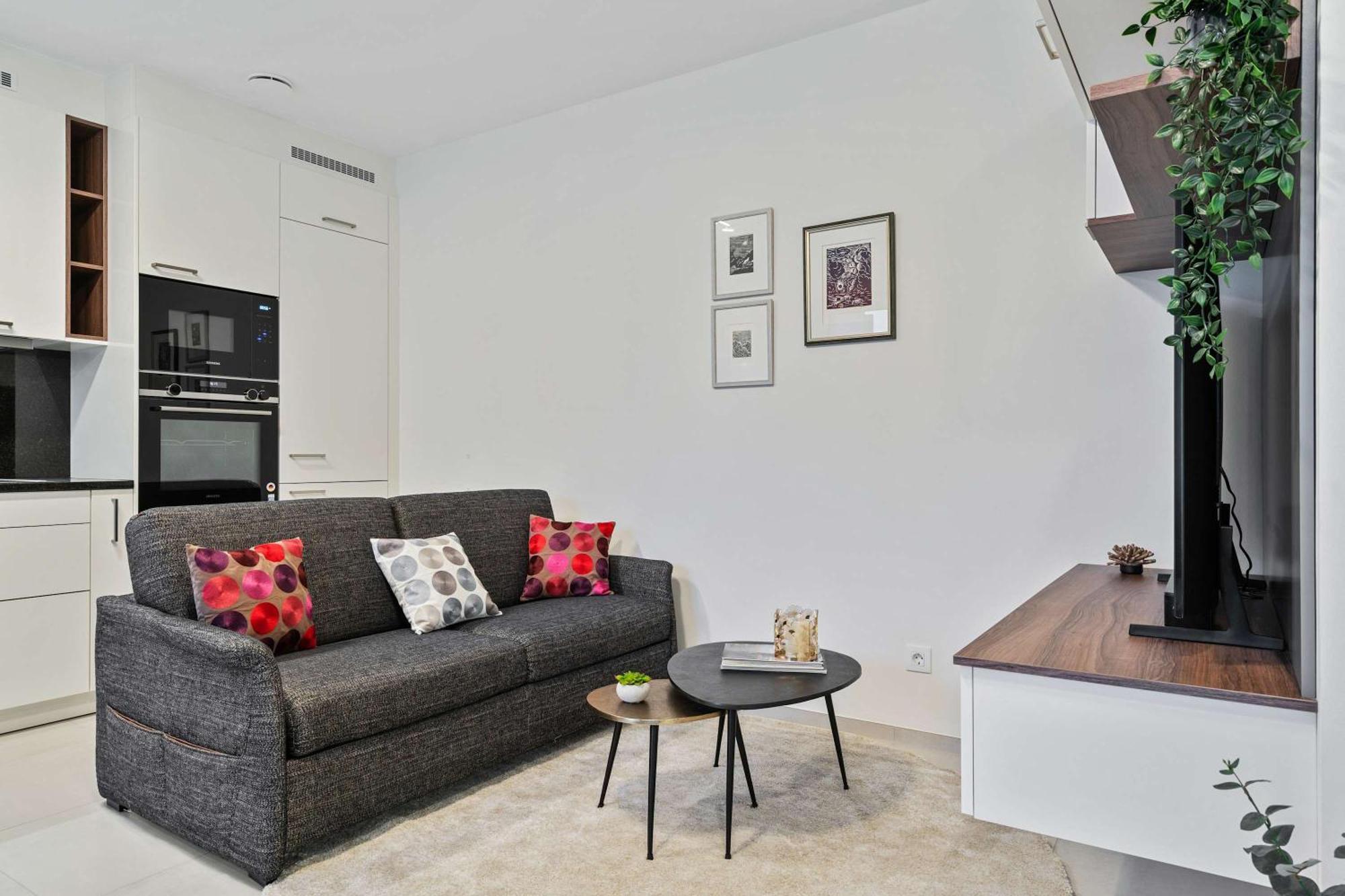 Stylish With Balcony Wifi & Free Parking *