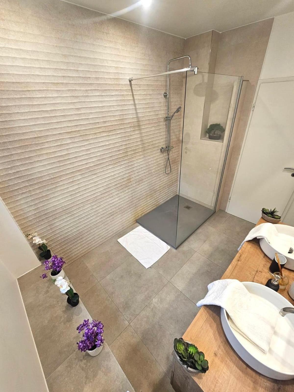 Living Stylish 2br And Free Parking Apartment