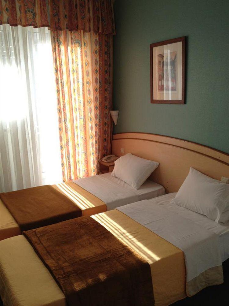 Yasha Hotel 3*