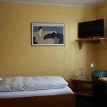 Au P\'Tit Max - Studios Hotel