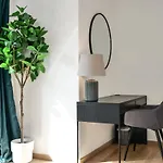 2BR Apt 100 m2 w Terrace, Free Parking, Business or Leisure