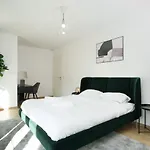 2BR Apt 100 m2 w Terrace, Free Parking, Business or Leisure
